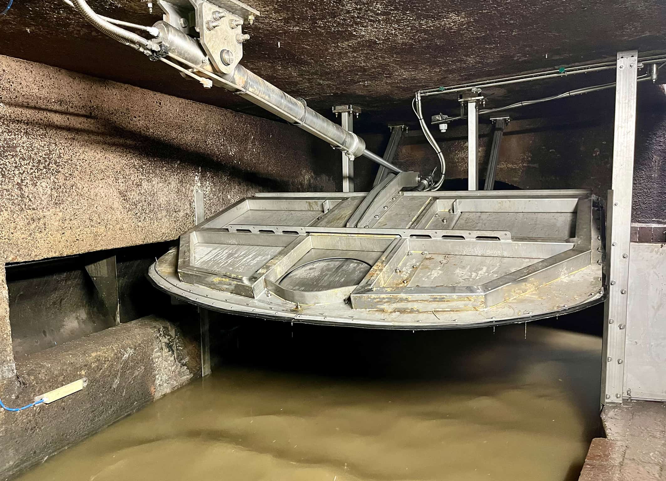 Der Zweckverband JenaWasser beginnt mit dem Einbau einer zweiten digital steuerbaren Kanalklappe in den Abwasser-Hauptsammler von Jena. Auf dem Bild sieht man wie die Wasserklappe Arbeitet.