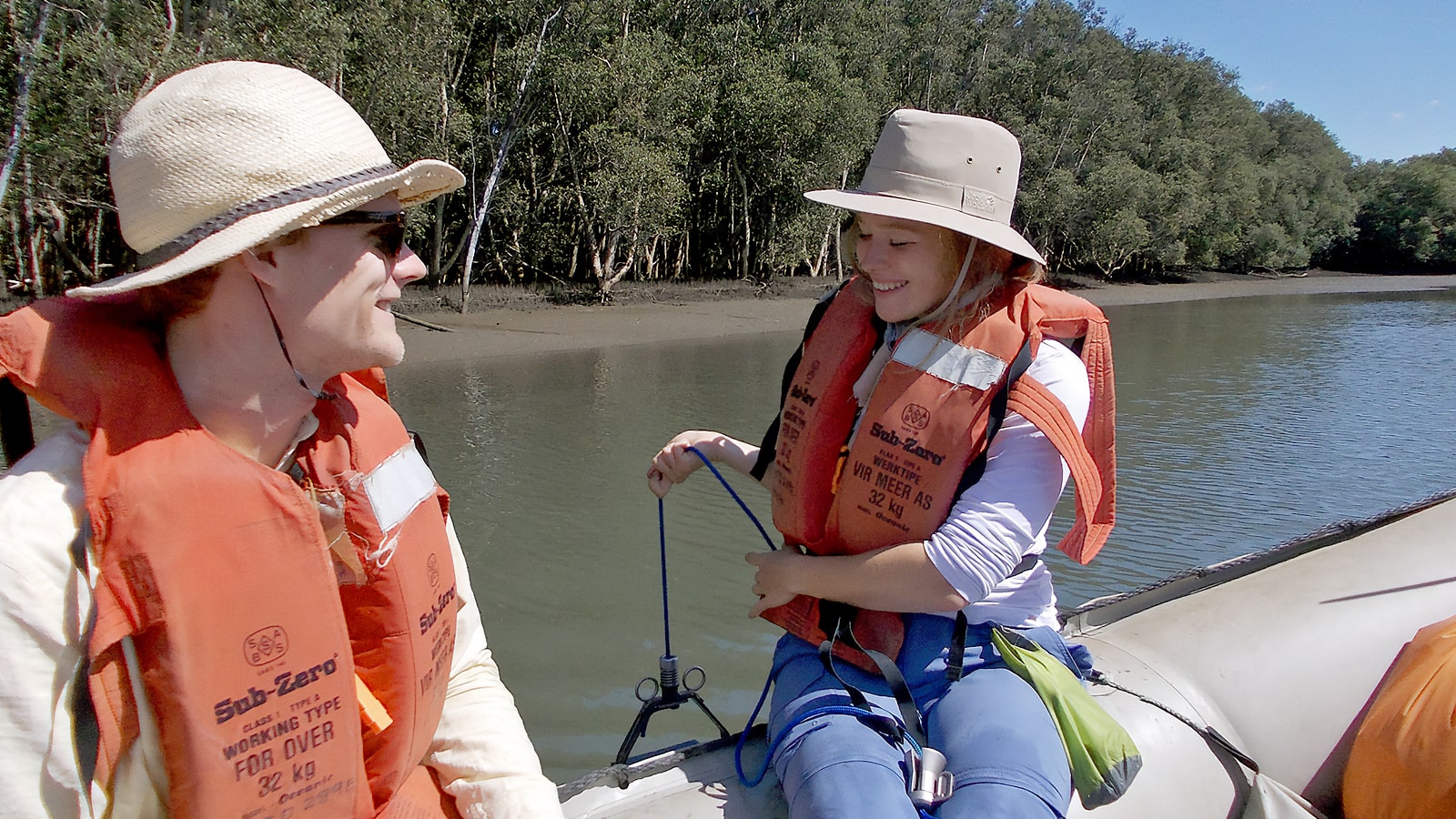 Olga Schmitz und Paul Mehlhorn beim Beproben des Sediments einer Lagune in Richards Bay (Südafrika).