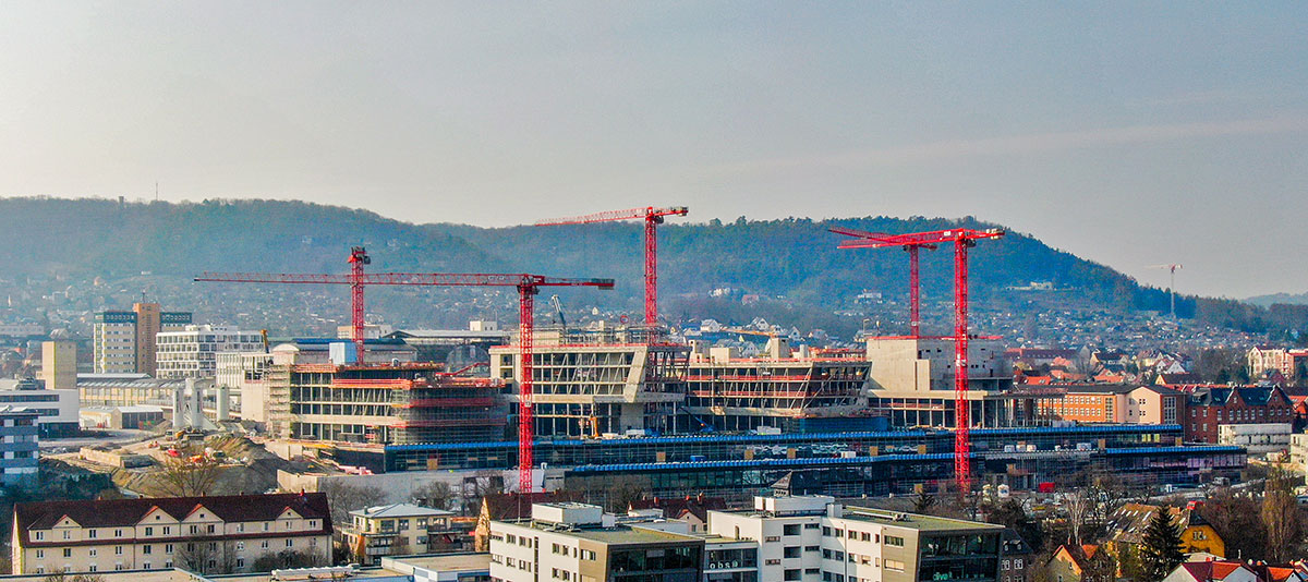 Auf dem Bild ist die Baustelle des Konzerns Carl Zeiss in Jena zu sehen, aufgenommen von einer Drohne.