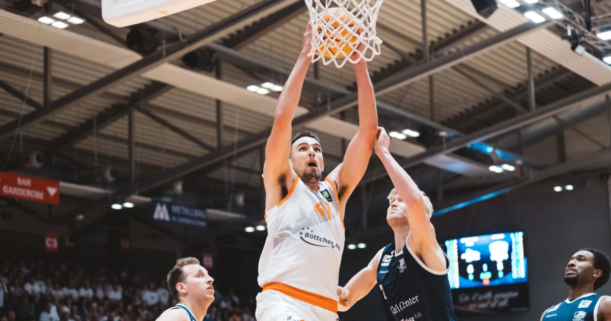 Wichtige Säule in der Defensive von Science City Jena: Center Alex Herrera bleibt dem BBL-Aufsteiger auch in der ersten Liga treu.