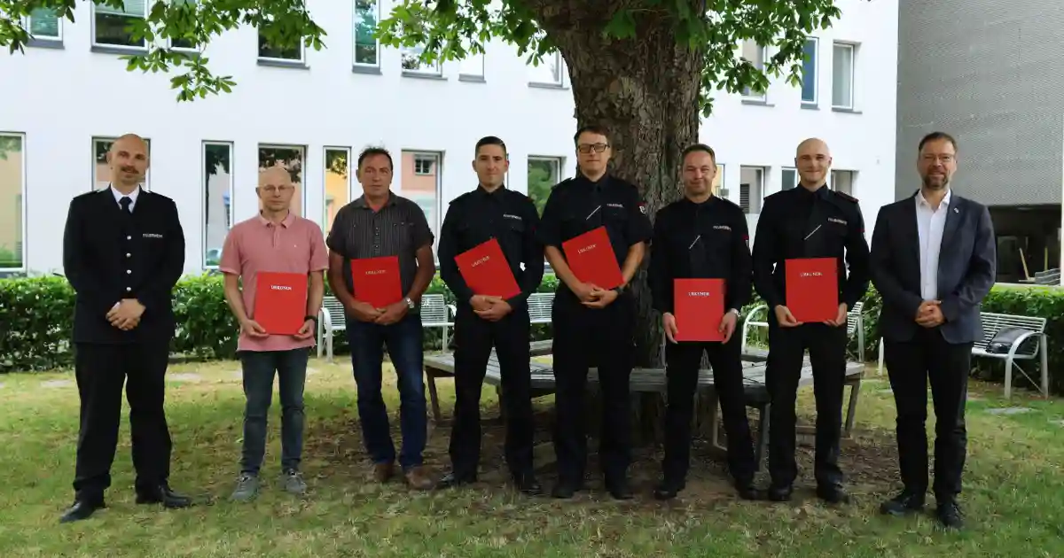 Im Beisein der Stadtspitze wurden am Freitag verdiente Kameraden der Feuerwehr Jena in den Ruhestand verabschiedet und andere befördert oder im Team begrüßt.