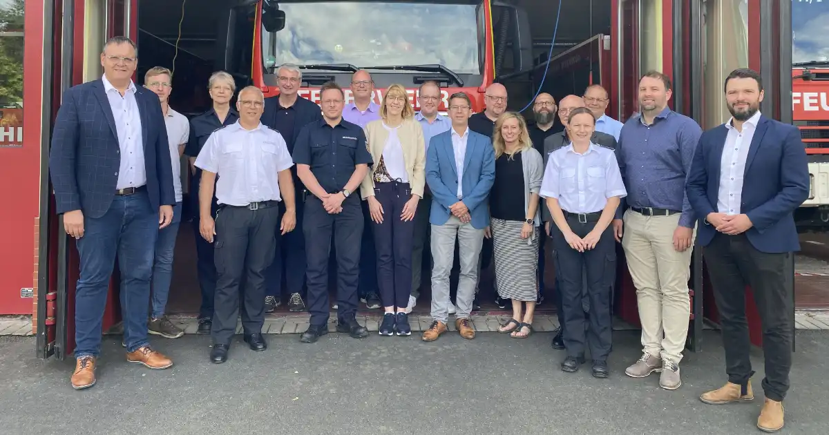 Vertreter des Leitstellenverbunds Ostthüringen, darunter die Bürgermeister von Jena und Gera, tagen zum Projekt PiLOT.112 bei der Feuerwehr Stadtroda.