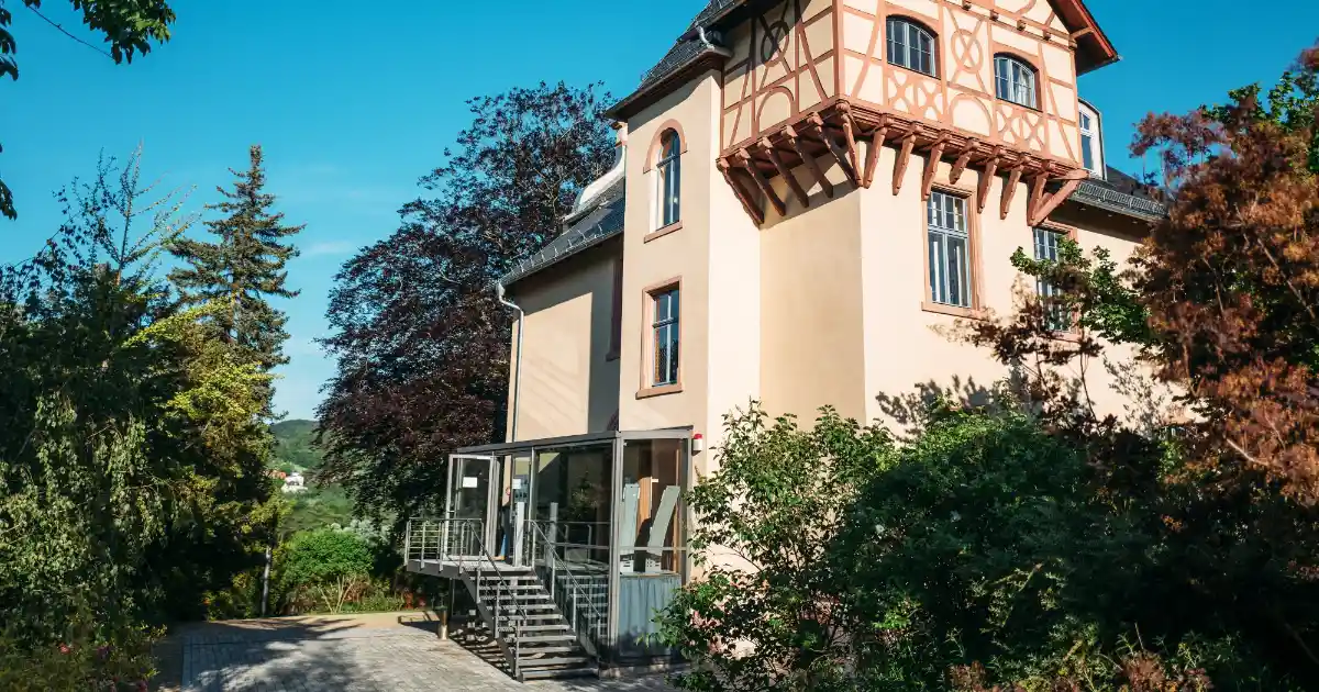Ausgezeichnete Forschung: Die Historikerin Leonie Dellen erhält das Rosenthal-Stipendium für Politische Bildung zur Aufarbeitung der Jenaer Jugendsozialarbeit in der Transformationszeit.