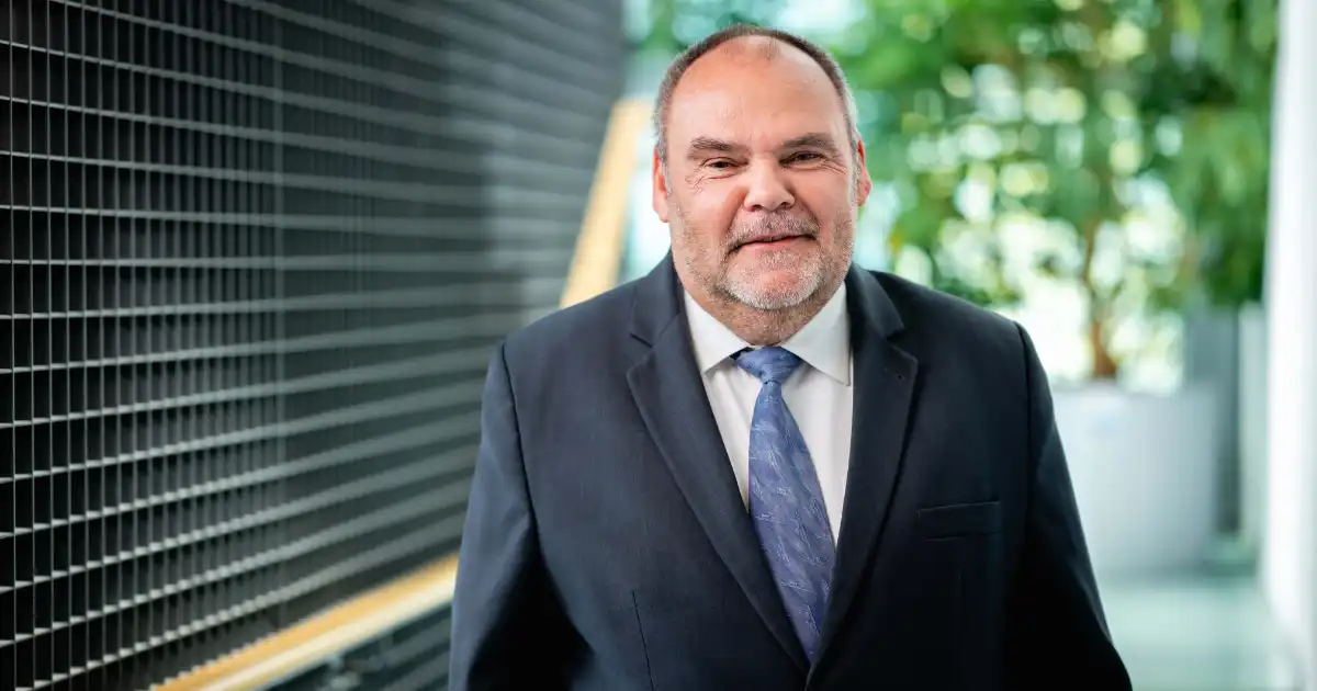 Der Physiker und ehemalige Rektor der EAH Jena, Prof. Dr. Steffen Teichert, wurde am 24. Juni 2025 vom Senat in den Universitätsrat der Universität Jena gewählt.