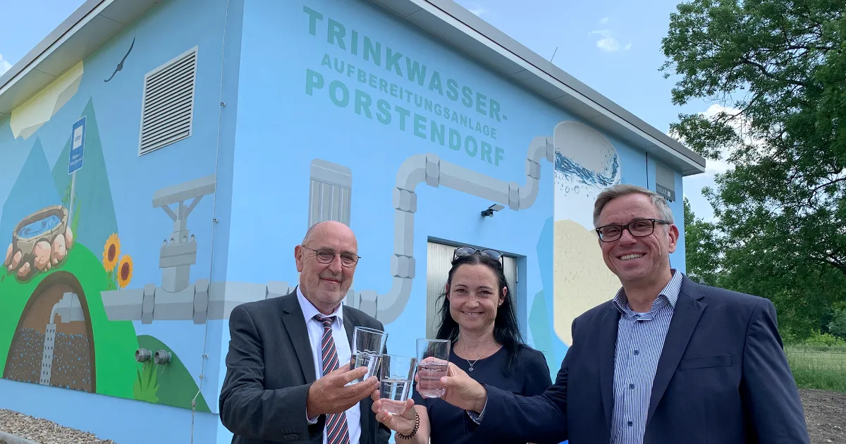 Stoßen gemeinsam auf das Wasserwerk Porstendorf an (v.l.): Jürgen Hofmann (Verbandsvorsitzender JenaWasser), Kristin Weiß (Geschäftsführerin Stadtwerke Jena Netze) und André Sack (Werkleiter JenaWasser).