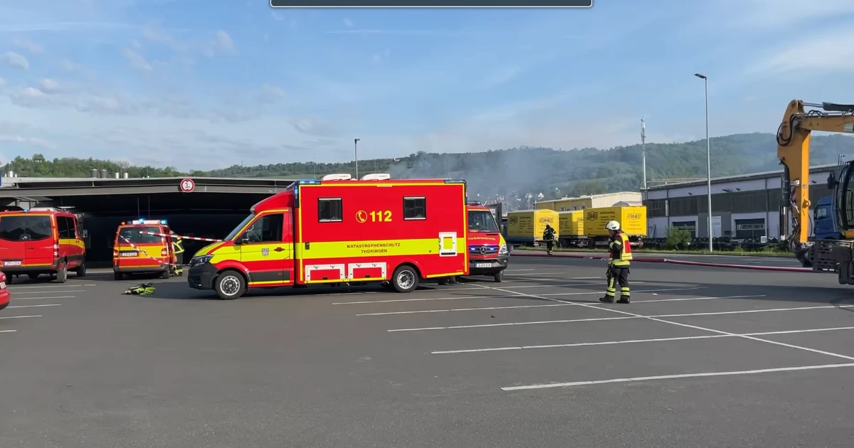 Großbrand einer Lagerhalle in Jena-Zwätzen im Mai 2025. Es waren insgesamt 29 Einheiten der Berufs- und der Freiwilligen Feuerwehr Jena im Einsatz.