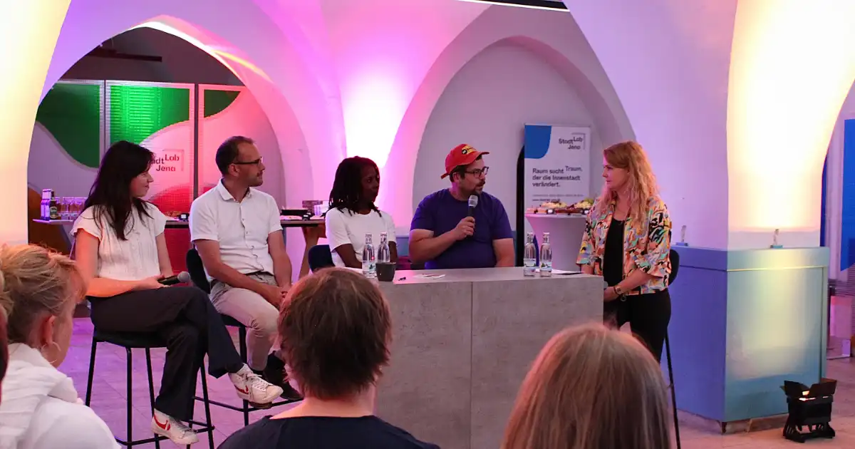 Beim Kick-Off-Event im StadtLab Jena diskutierten rund 40 Teilnehmende über die Zukunft der Ratszeise und den Start des diesjährigen Ideenwettbewerbs.