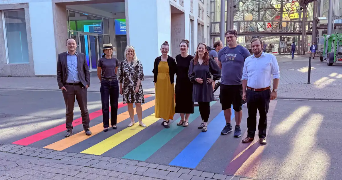 Eine bunte Gesellschaft eröffnete den Regenbogenweg an der GoetheGalerie – in der Mitte die Initiatorin Petra Teufel und Kathleen Lützkendorf, Jenaer Dezernentin für Soziales, Gesundheit, Zuwanderung und Klima