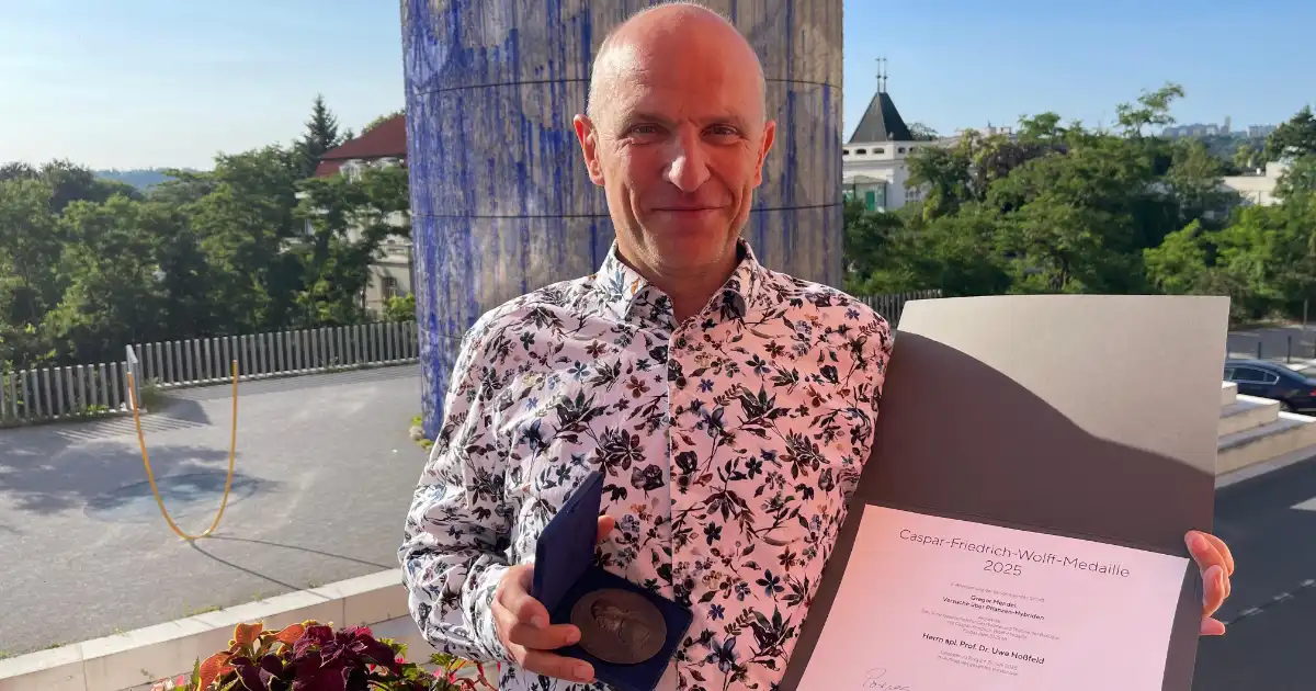 Der Jenaer Wissenschaftshistoriker Prof. Dr. Uwe Hoßfeld erhielt für sein monumentales, in internationaler Kooperation entstandenes Buch über Gregor Mendel die Caspar-Friedrich-Wolff-Medaille.