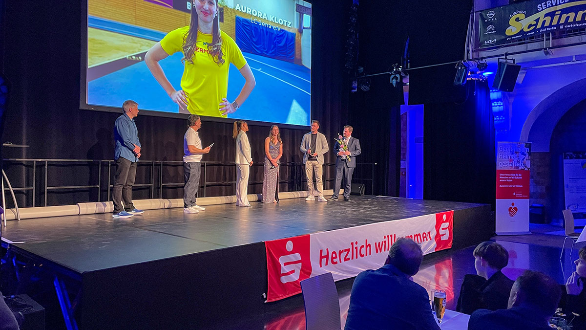 Ehrungen bei der Jenaer Nacht des Sports 2025 im Volksbad in Jena. Auf der Bühne Eleni Frommann, Lars Wolf, Thomas Röhler, Johannes Schleußner und Aurora Klotz.