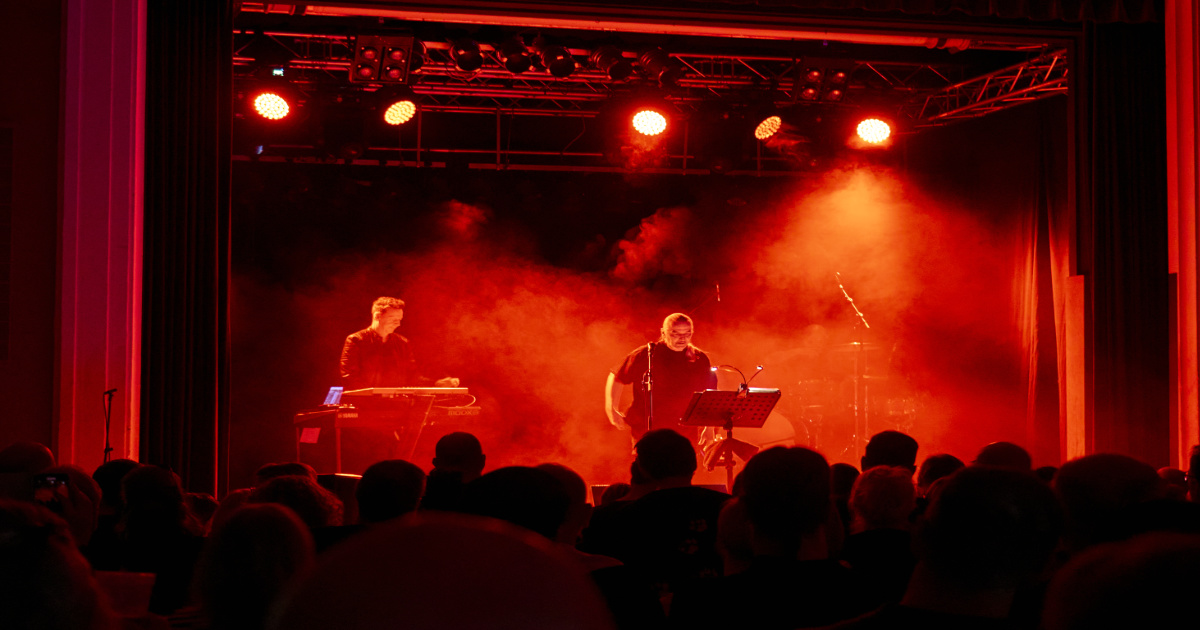 Peter Heppner und Band im F-Haus in Jena während des Konzerts auf der Bühne.